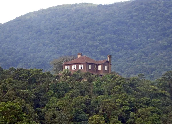 Velha Casa Madeira Isolada Topo Uma Colina Verde — Fotografia de Stock