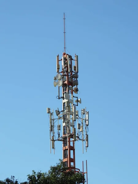 Εξοπλισμός Επικοινωνίας Πάνω Μεταλλικό Πύργο — Φωτογραφία Αρχείου