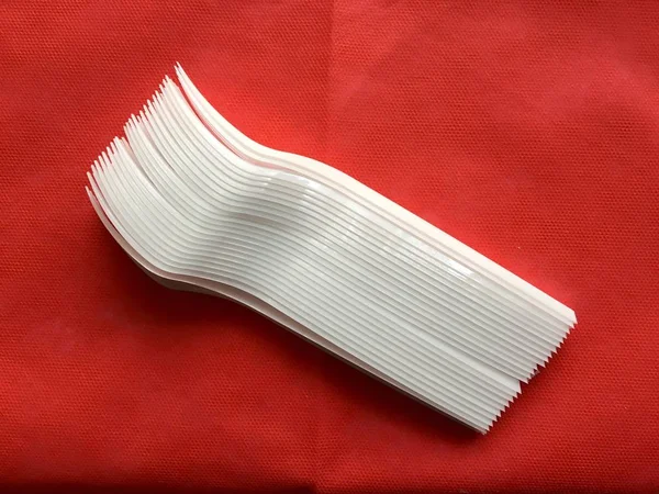 Białe plastikowe widelce — Zdjęcie stockowe