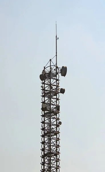 Εξοπλισμός Επικοινωνίας Πάνω Μεταλλικό Πύργο — Φωτογραφία Αρχείου