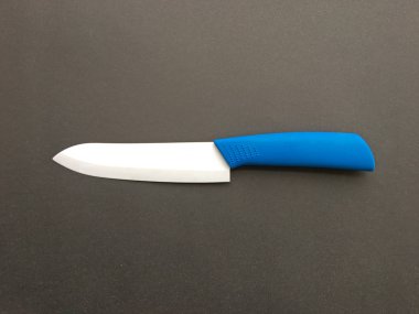 Koyu arka plan üzerinde mavi saplı tek bir bıçak