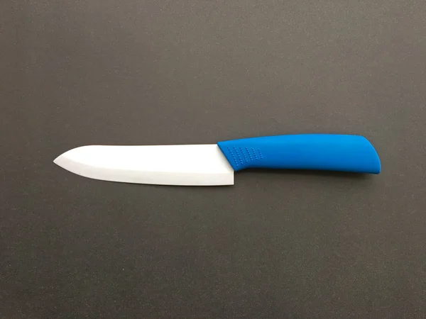 Solo Cuchillo Con Mango Azul Sobre Fondo Oscuro — Foto de Stock