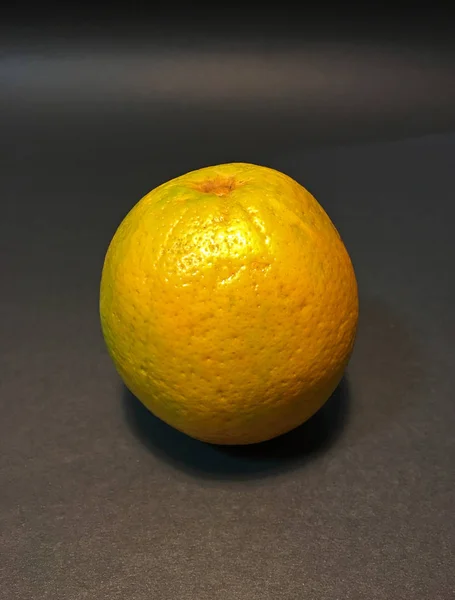 Une Seule Orange Sur Fond Sombre — Photo