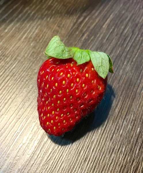 木桌上的新鲜草莓 — 图库照片