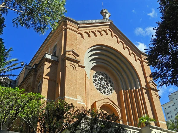 巴西圣保罗 Higienopolis 附近的一座红砖教堂 — 图库照片
