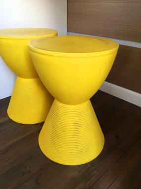 Modern sarı plastik koltuk oturma odasında