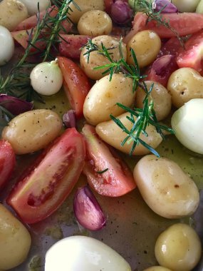 Patates, domates, soğan ve sarımsak ile rosemary gibi kavrulmuş sebzeler