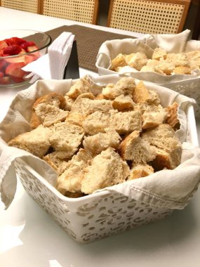 Birçok adet masada ekmek sepeti