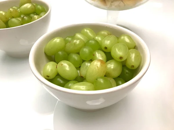 白色瓷碗中的绿色葡萄 — 图库照片