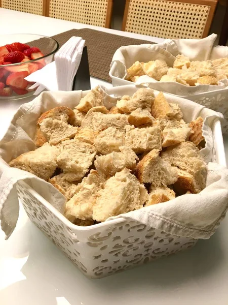 Birçok adet masada ekmek sepeti