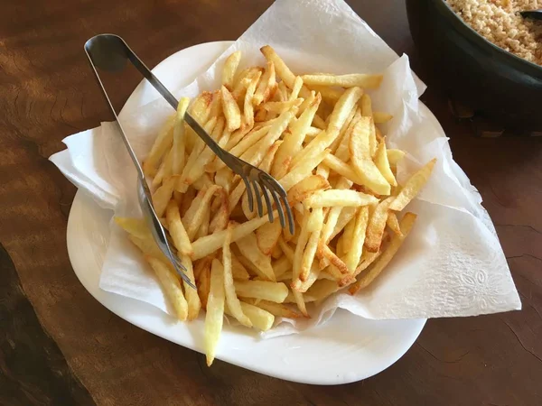 Muchas Papas Fritas Plato Con Papel —  Fotos de Stock