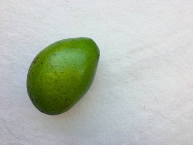 Açık renkli izole bir yeşil avokado