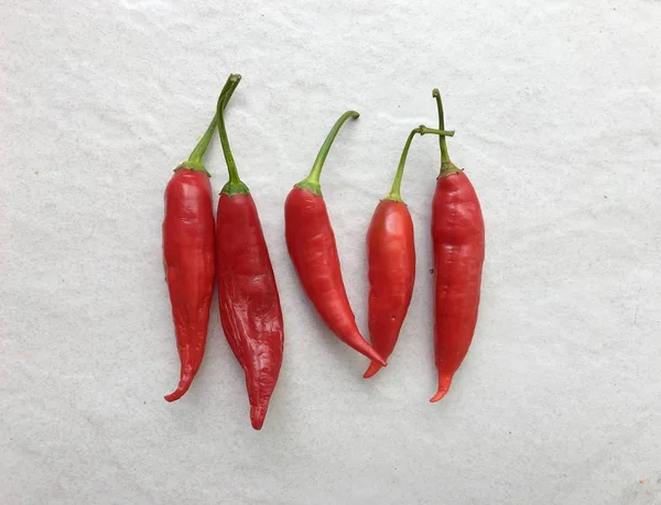 Quelques Poivrons Rouges Isolés Sur Fond Clair — Photo