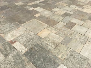 Çeşitli boyutlarda Dikdörtgen taşlarla kaplı bir yüzey dokusu