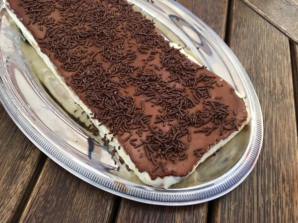 Uma Sobremesa Cremosa Coberta Com Chocolate Granulado — Fotografia de Stock