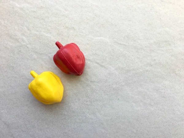Pimentos Sino Brinquedo Plástico Fundo Claro — Fotografia de Stock