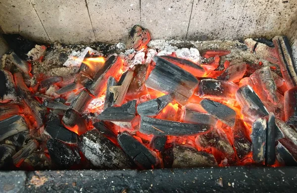 バーベキュー グリルの中で燃える炭 — ストック写真