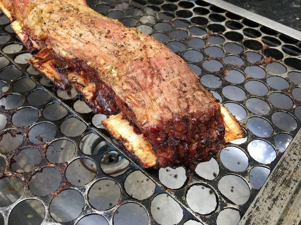 Eine Geschmorte Rinderrippe Auf Dem Grill — Stockfoto