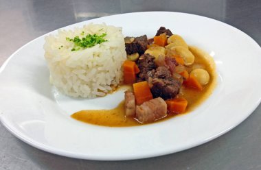 Bir tabak pirinç ve pastırma, sebze ve champignon mantar ile pişmiş et