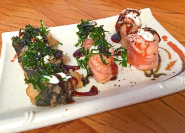 Porselen tabakta bazı egzotik sushis