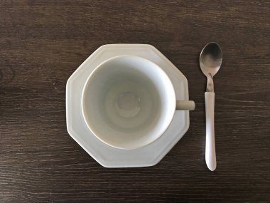 Bir boş Porselen Kupa ve masada küçük bir kaşık