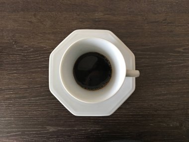 Kahve tablo ile bir porselen fincan