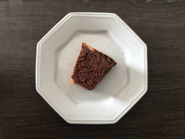 Beyaz porselen tabakta bir parça çikolatalı kek ile