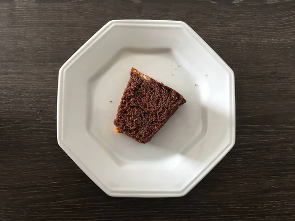 Белая Фарфоровая Тарелка Кусочком Шоколадного Торта — стоковое фото