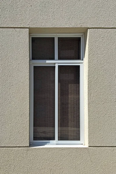 Rincian Jendela Dengan Mitra Putih Pada Fasad Dari Sebuah Bangunan — Stok Foto