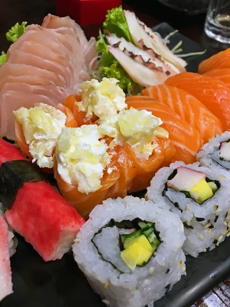 Sortiment Färsk Lax Och Sik Sushi Och Sashimis — Stockfoto