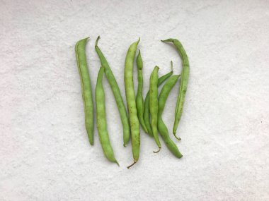 Bir sürü hafif bir arka plan üzerinde yeşil bakla