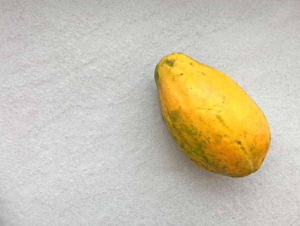 Enda Papaya Frukt Ljus Bakgrund — Stockfoto