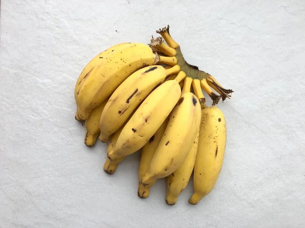 Μια Δέσμη Μπανανών Στο Φωτεινό Παρασκήνιο — Φωτογραφία Αρχείου