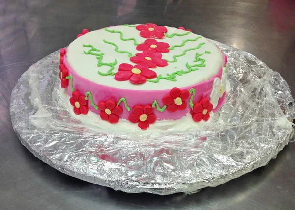 Красочный Торт Украшенный Розовыми Цветами — стоковое фото