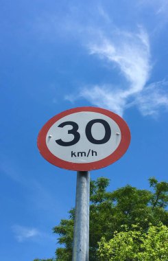 30 kilometre başına saat hız sınırını gösteren bir trafik işareti