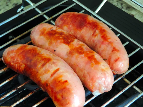 Grillezett kolbász a grillen — Stock Fotó