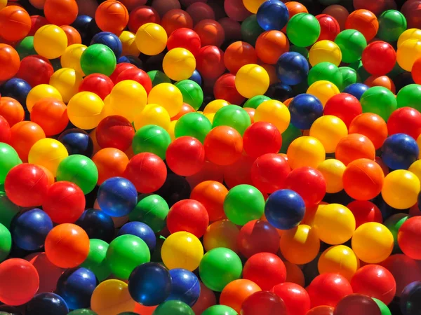 Många färgglada plast bollar — Stockfoto