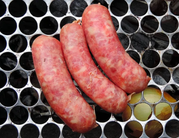 Drei rohe Würste — Stockfoto