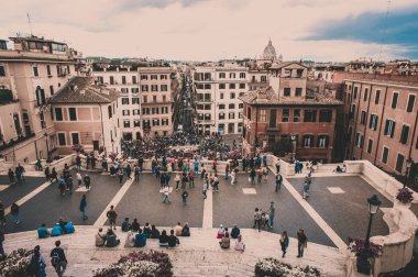 Roma, İtalya, 4 Mayıs 2018: İspanyol Meydanı ve İspanyol Merdivenleri turist bulutlar ile
