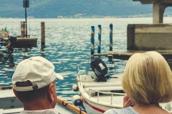 Bir Limone sul Garda, İtalya, 13 Haziran 2018: su manzaralı olgunlaştı birkaç sahiptir
