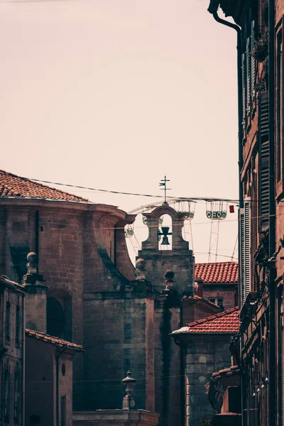 Avignon kiremitli çatılar ve çan kulesi