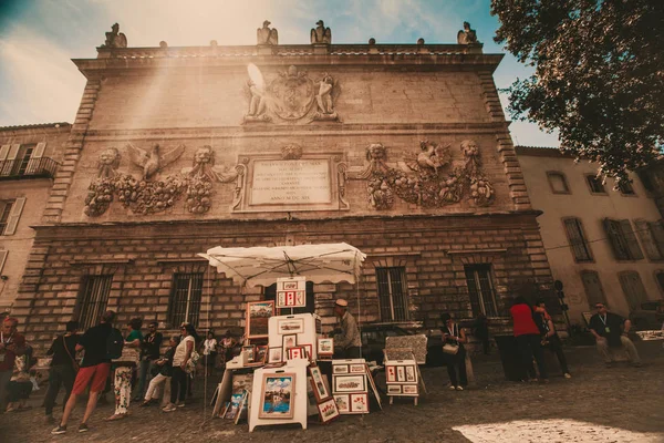 Avignon, Fransa, 18 Haziran 2018: bir sokak ressam resimlerinde Papalar Sarayı önünde satış