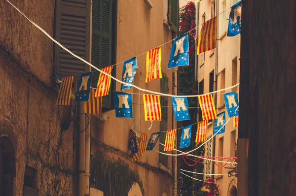 Dizeleri bir Fransız köyünde sokaklarında parti bayrakları