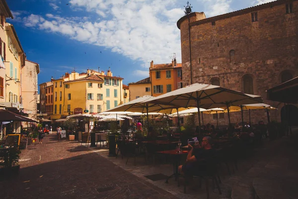 Hyeres Frankrike Juni 2018 Gatan Café Bord Plats Massillon — Stockfoto