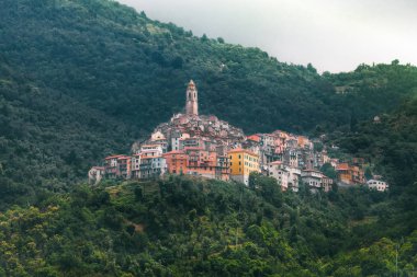 İtalyan köyü Castel dağın tepesinde vahşi orman çevrili Vittorio tenha