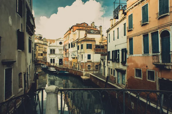 Scuola di San Giorgio degli Schiavoni (Venedik kardeşlik evi) görünümüne Rio de la Pleta üzerinde bir köprü üzerinden kanal, Castello, Venedik, İtalya