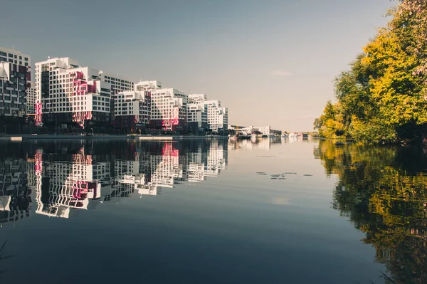 Nagatinskiy durgun, Moskova, Moskova Güney idari bölgesi kıyısında River Park.