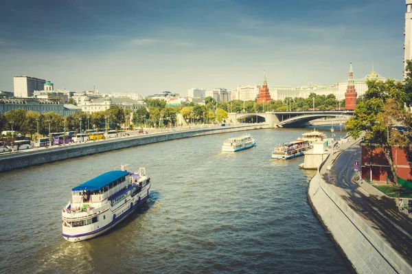 Köprü görünümü Moskova Nehri turist tekneleri ve Kremlin kuleleri, Moskova, Rusya Federasyonu