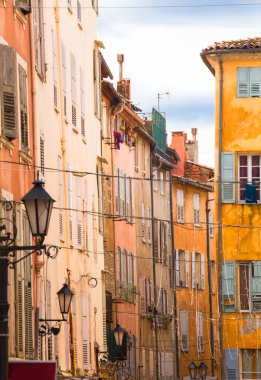 Parlak cephe sokaklarda çimen, küçük Fransız köyünde