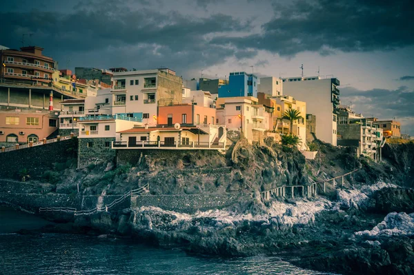 西班牙加那利群岛典型的加那利群岛小镇的黑石海滩 — 图库照片